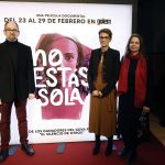 Imagen de archivo de los directores de La película documental 'No Estás Sola: La lucha contra La Manada', Almudena Carrocero (d) y Robert Bahal (i), y la presidenta del Gobierno de Navarra, María Chivite (c). EFE/ Jesús Diges