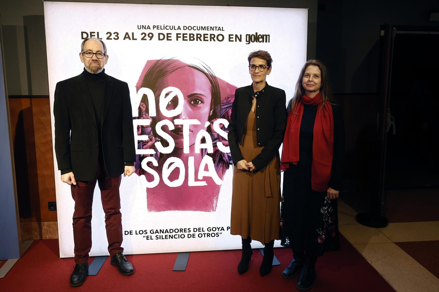 Imagen de archivo de los directores de La película documental 'No Estás Sola: La lucha contra La Manada', Almudena Carrocero (d) y Robert Bahal (i), y la presidenta del Gobierno de Navarra, María Chivite (c). EFE/ Jesús Diges