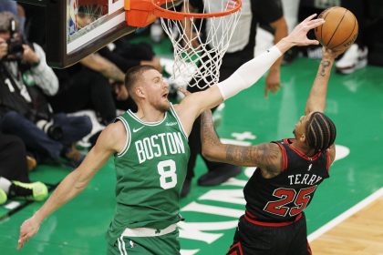 El pívot de Celtics, Kristaps Porzingis (i), bloquea el tiro del alero de Chicago Bulls, Dalen Terry (d), durante el partido que los de Boston ganaron en casa este miércoles por 122-100. EFE/EPA/CJ GUNTHER