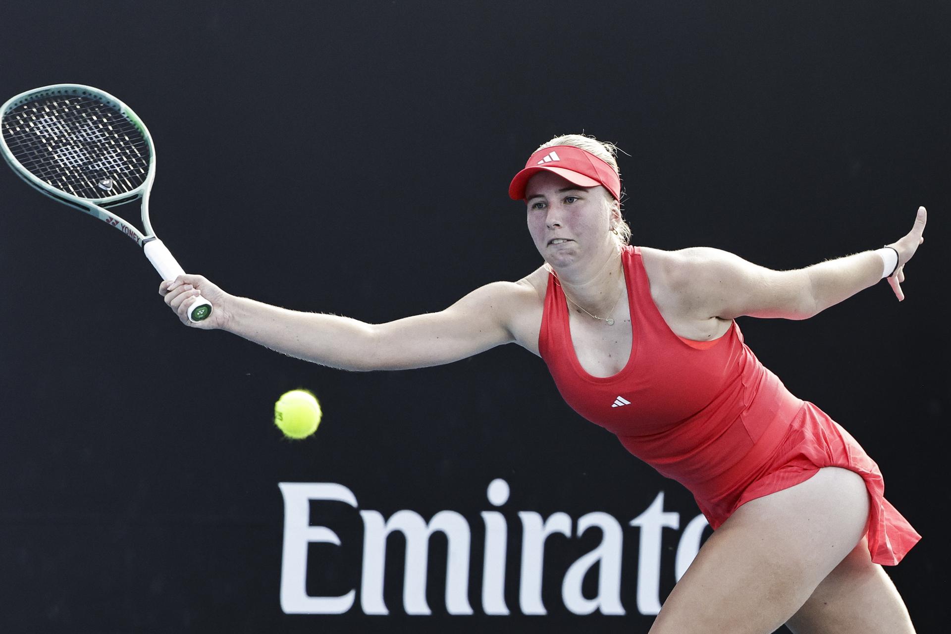 La danesa Clara Tauson se clasificó este miércoles para la tercera ronda del Abierto de Australia. EFE/EPA/ROLEX DELA PENA
