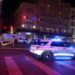 Fotografía de vehículos de la Policía en el lugar donde se llevó a cabo un atentado de Año Nuevo, este miércoles en Nueva Orleans (Estados Unidos). EFE/ Octavio Guzmán