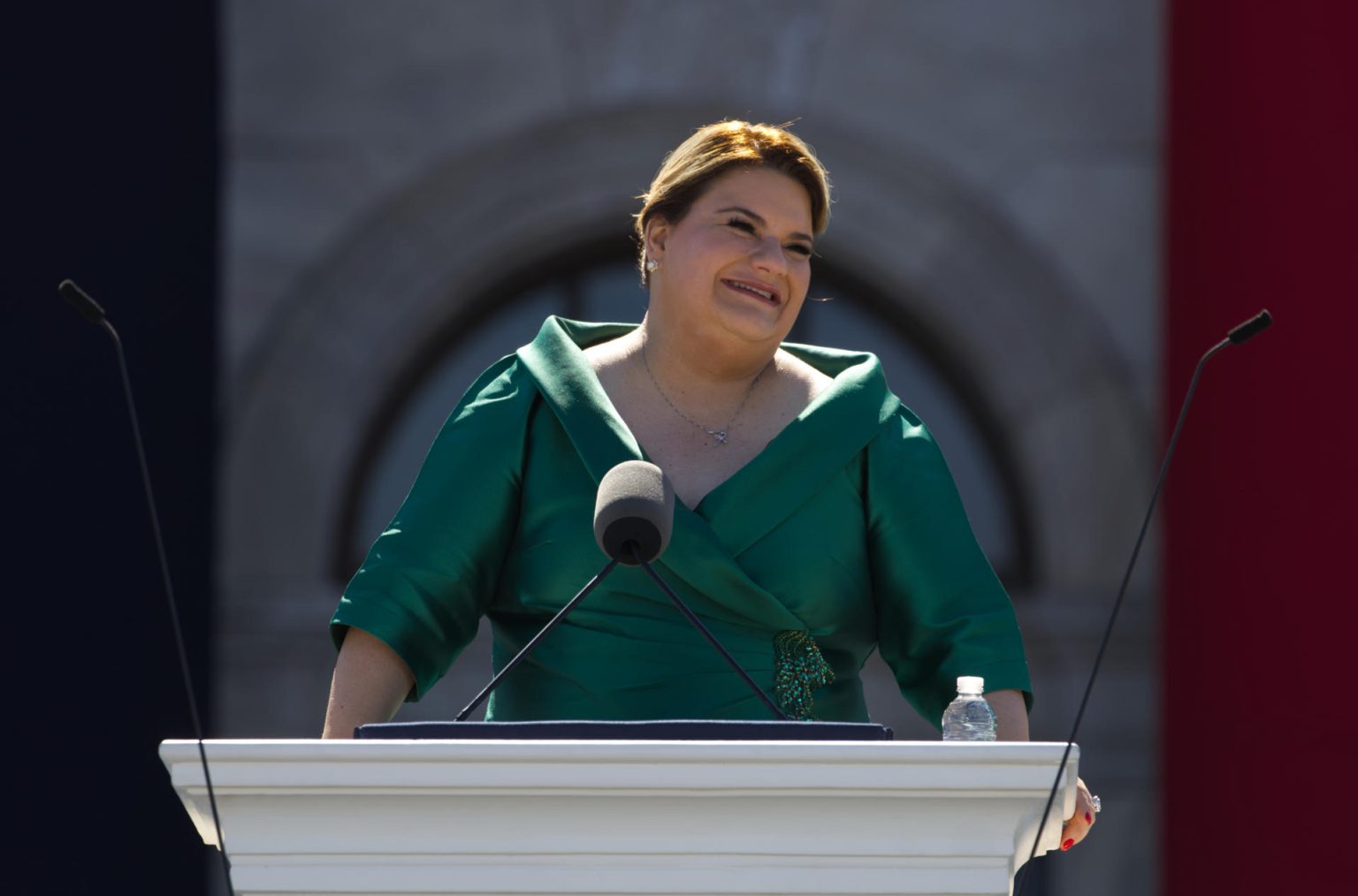 La gobernadora de Puerto Rico Jenniffer González pronuncia un discurso durante su investidura frente al Capitolio en San Juan (Puerto Rico). Archivo. EFE/ Thais Llorca