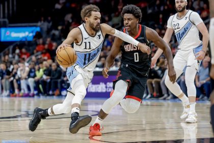 El escolta de los Atlanta Hawks Trae Young (I), en acción contra el escolta de los Houston Rockets Aaron Holiday (D), durante el partido de baloncesto de la NBA disputado en Atlanta (Georgia, EE. UU).  EFE/EPA/ERIK S. LESSER