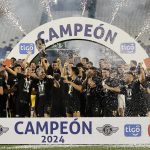 Jugadores del club Libertad celebran este miércoles la conquista de la Supercopa de Paraguay tras derrotar por 2-1 a Olimpia en el estadio asunceno Densores del Chaco. EFE/ Juan Pablo Pino