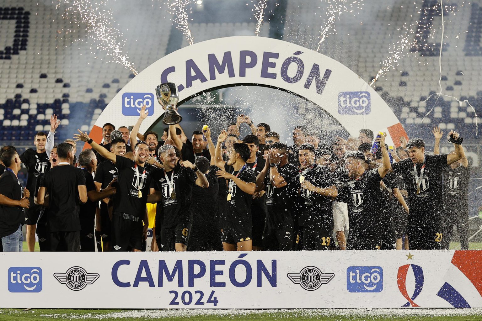 Jugadores del club Libertad celebran este miércoles la conquista de la Supercopa de Paraguay tras derrotar por 2-1 a Olimpia en el estadio asunceno Densores del Chaco. EFE/ Juan Pablo Pino