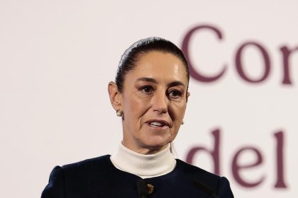 La presidenta de México, Claudia Sheinbaum, habla durante una rueda de prensa este lunes, en el Palacio Nacional de la Ciudad de México (México). EFE/ José Méndez