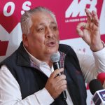 El líder Guadalupe Acosta Naranjo habla durante una rueda de prensa este miércoles, en Ciudad de México (México). EFE/ Mario Guzmán