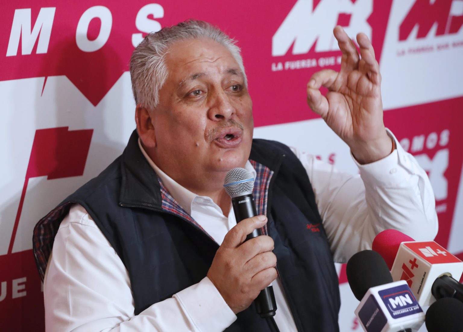 El líder Guadalupe Acosta Naranjo habla durante una rueda de prensa este miércoles, en Ciudad de México (México). EFE/ Mario Guzmán