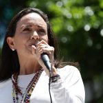 Imagen de archivo de la líder opositora venezolana, María Corina Machado, pronuncia un discurso ante seguidores en una manifestación en Caracas (Venezuela). EFE/ Ronald Peña