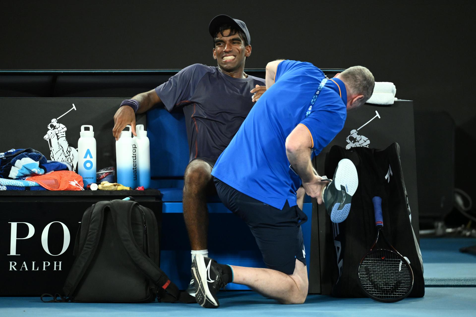 Nishesh Basavareddy recibe atención médica durante su partido del Abierto d Australia contra Novak Djokovic. EFE/EPA/JOEL CARRETT
