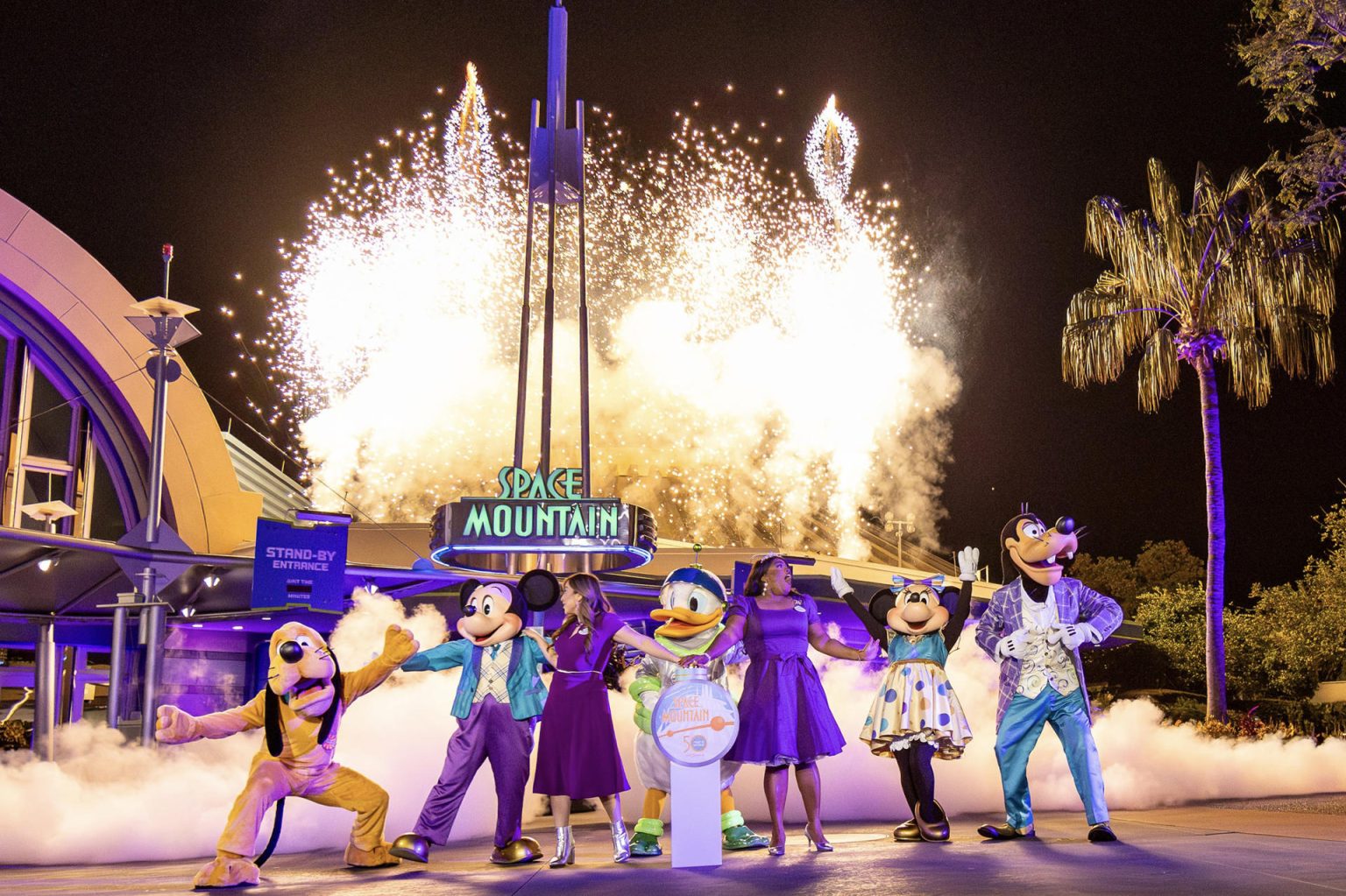 Fotografía sin fecha cedida por Disney donde aparecen Mickey Mouse y su pandilla, junto con el astronauta Donald Duck, y las embajadoras de Walt Disney World Shannon Smith-Conrad y Serena Arvizu, mientras celebran los 50 años de lanzamiento de la atracción Space Mountain de Tomorrowland en el parque Magic Kingdom ubicado en Lake Buena Vista, Florida (EE.UU.). EFE/Olga Thompson/Disney /SOLO USO EDITORIAL/SOLO DISPONIBLE PARA ILUSTRAR LA NOTICIA QUE ACOMPAÑA (CRÉDITO OBLIGATORIO)