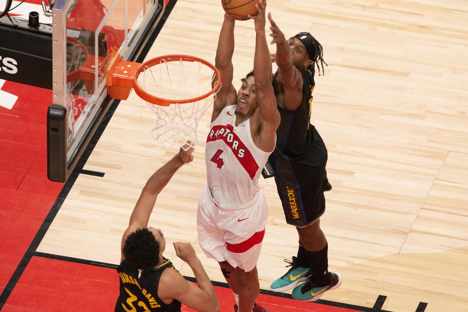 Scottie Barnes, de los Toronto Raptors, ataca la canasta ese lunes durante el partido que ganaron los Golden State Warriors en el Scotiabank Arena en Toronto. EFE/ Julio César Rivas
