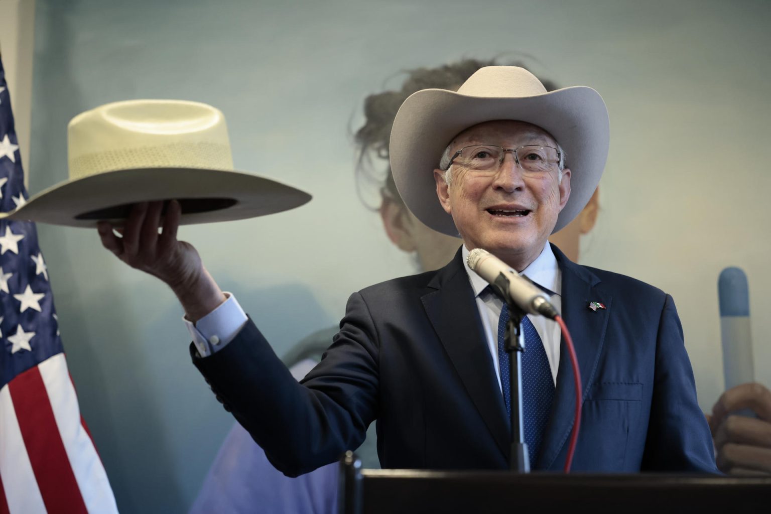 El embajador de Estados Unidos en México, Ken Salazar participa durante una rueda de prensa, este lunes en la Ciudad de México (México). EFE/ José Méndez