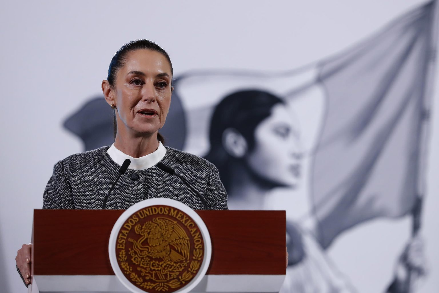 La presidenta de México, Claudia Sheinbaum, habla durante su rueda de prensa matutina este lunes, en el Palacio Nacional en la Ciudad de México (México). EFE/ Mario Guzmán