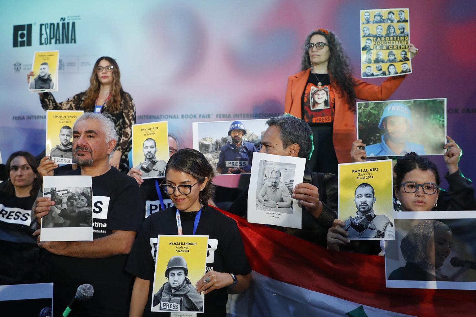 Imagen de archivo de periodistas mexicanos que participan en una acción solidaria y protesta por los colegas detenidos, desaparecidos y asesinados. EFE/Francisco Guasco