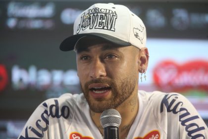 Neymar Júnior llora este viernes en su regreso a Santos tras doce años de ausencia. EFE/ Guilherme Dionizio