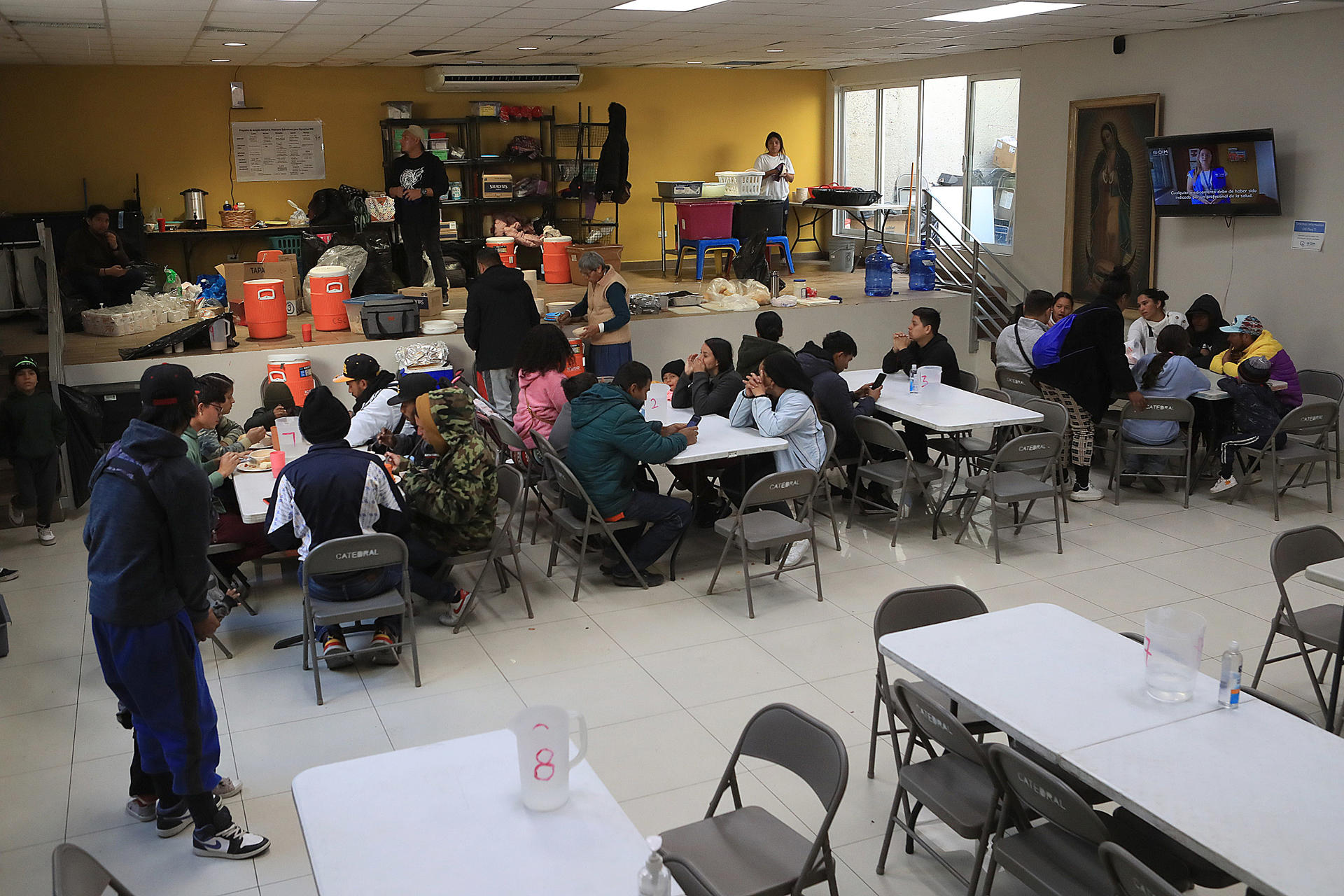 Migrantes comen en un albergue este jueves, en Ciudad Juárez (México). EFE/ Luis Torres
