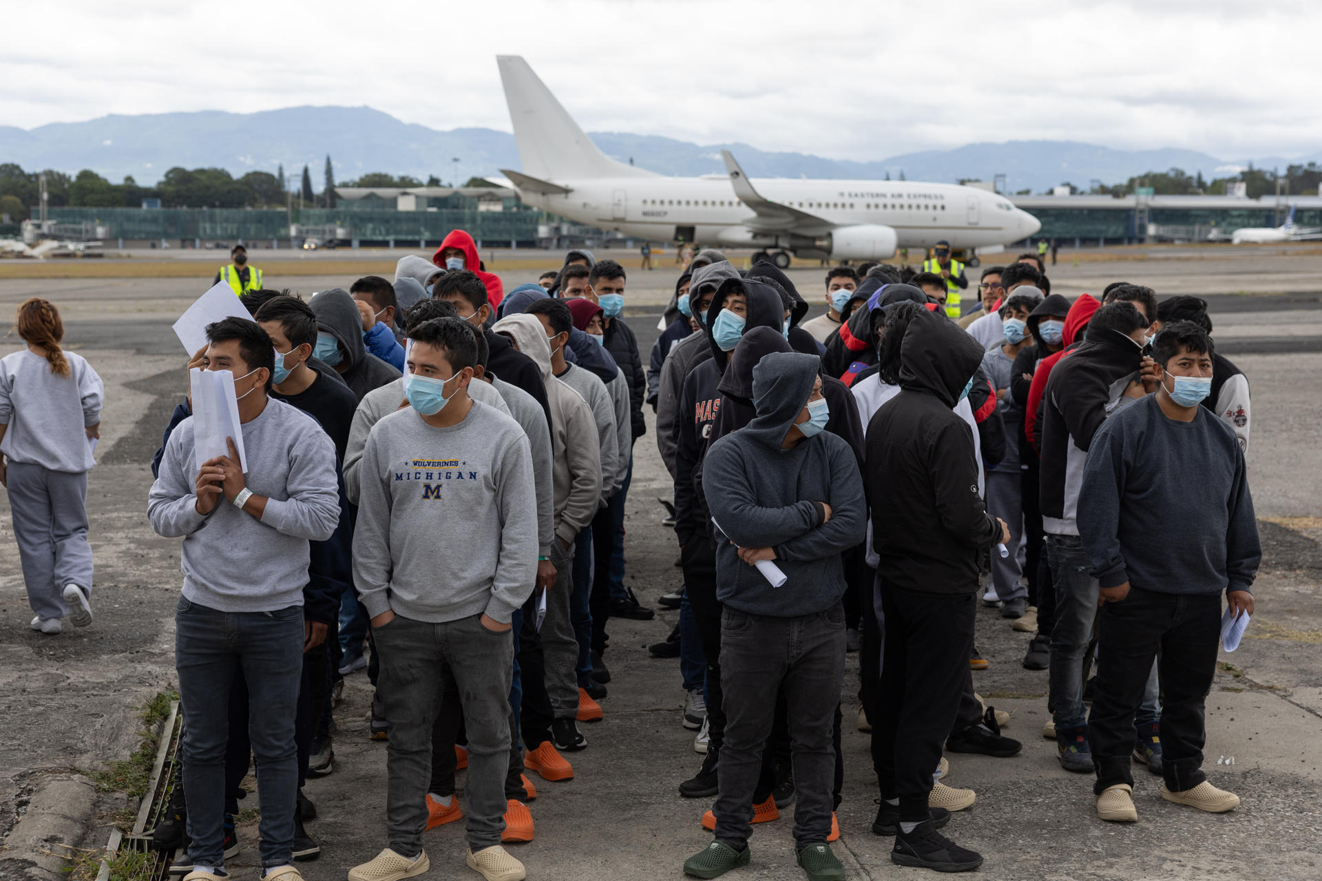 Ciudadanos guatemaltecos descienden de un avión proveniente de Estados Unidos este jueves, en la Fuerza Aérea de Guatemala (Guatemala). EFE/ David Toro
