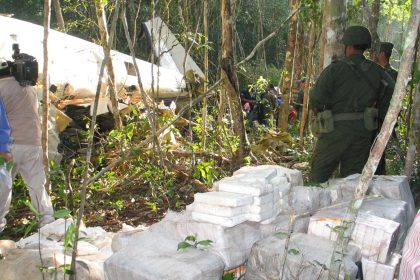 Imagen de archivo de miembros del ejército mexicano que vigilan el lugar donde se hizo un decomiso de cocaína. EFE/Elizabeth Ruiz