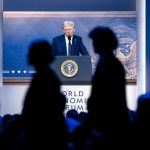 El presidente de los Estados Unidos, Donald Trump, aparece en una pantalla durante una videoconferencia en una sesión plenaria de la 55 reunión anual del Foro Económico Mundial (FEM) en Davos (Suiza). EFE/EPA/LAURENT GILLIERON