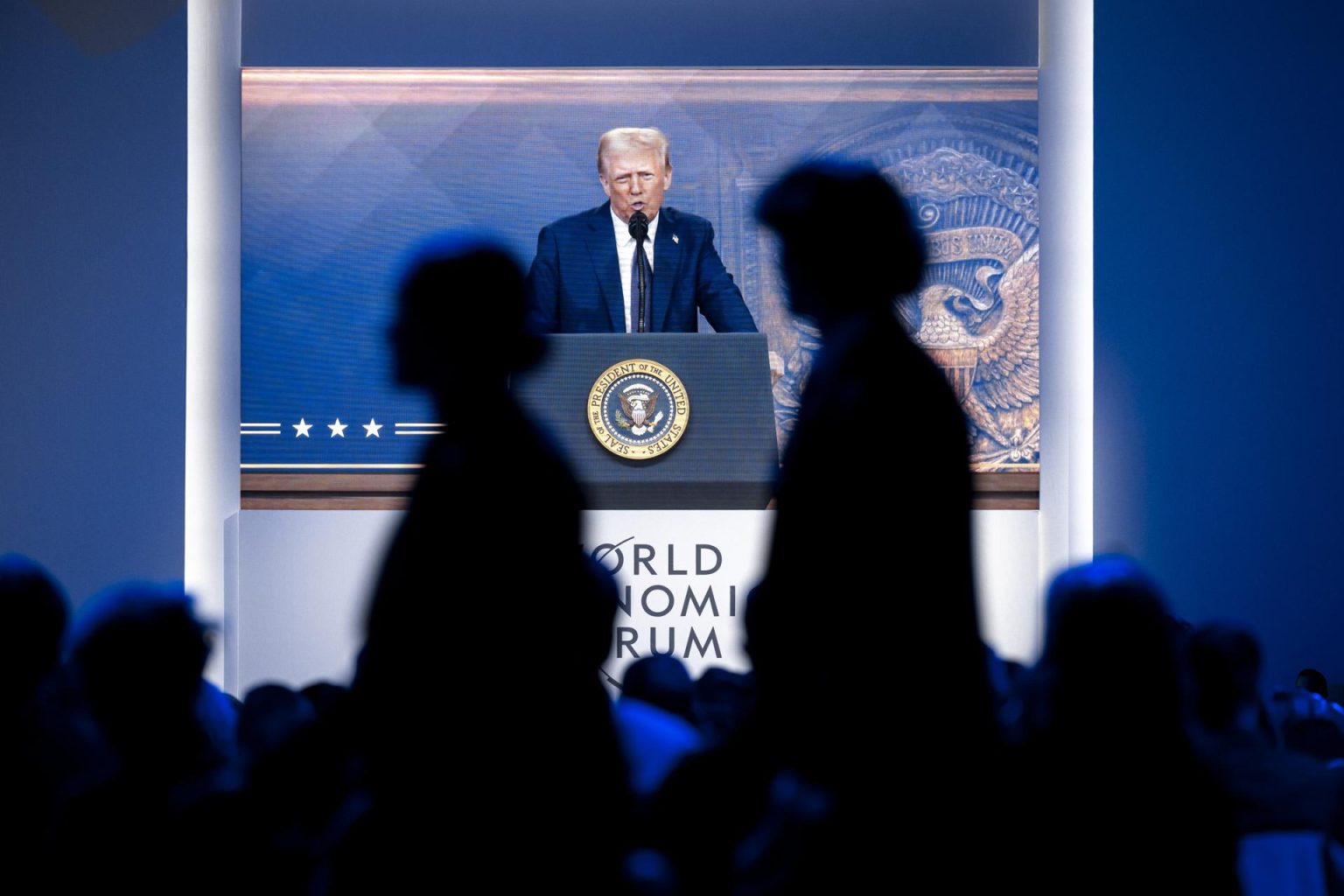 El presidente de los Estados Unidos, Donald Trump, aparece en una pantalla durante una videoconferencia en una sesión plenaria de la 55 reunión anual del Foro Económico Mundial (FEM) en Davos (Suiza). EFE/EPA/LAURENT GILLIERON