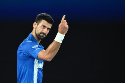 Novak Djokovic, en un momento de su partido de primera ronda contra el estadounidense Nishesh Basavareddy, en el Abierto de Australia. EFE/EPA/JOEL CARRETT