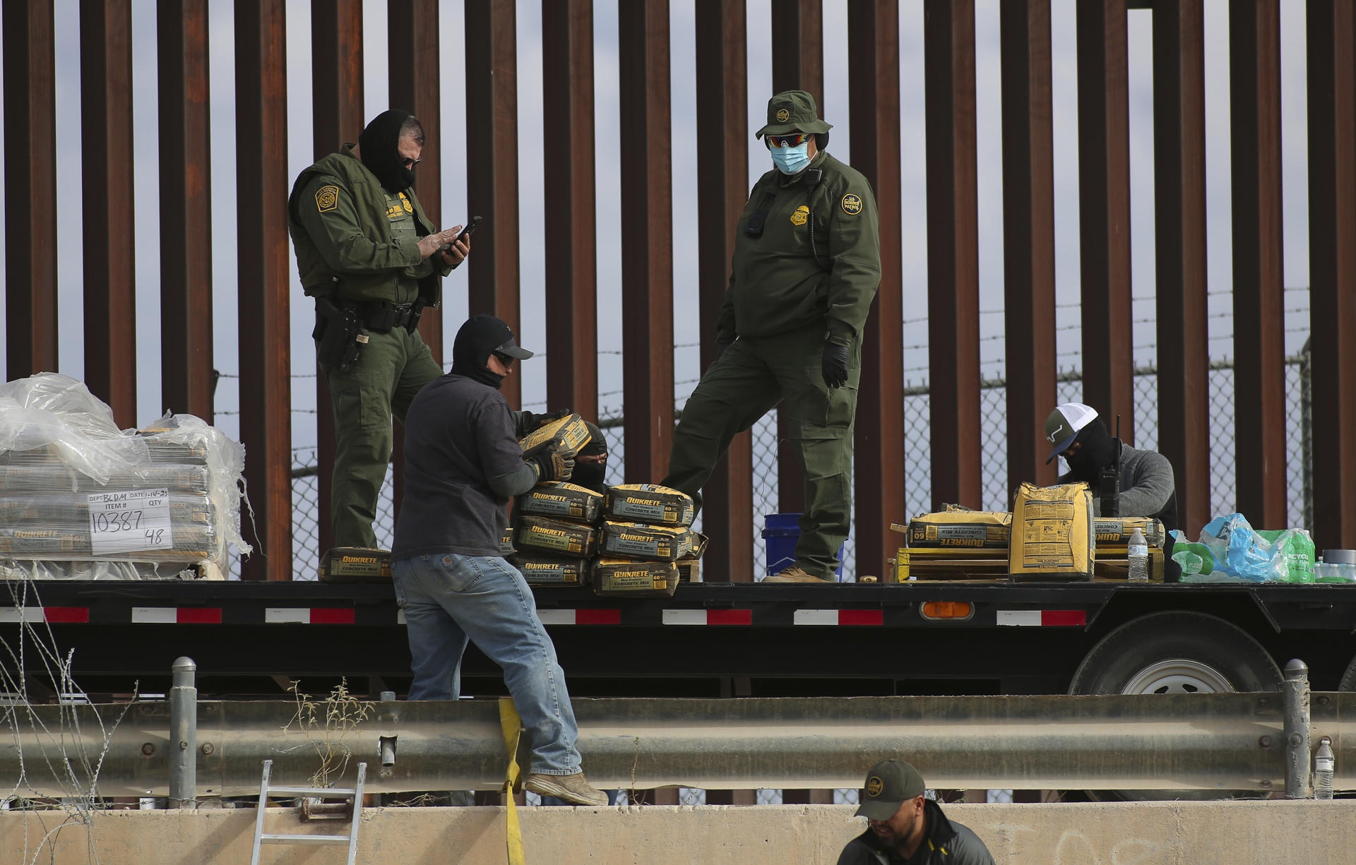 Autoridades estadounidenses clausuran este jueves, el túnel clandestino que fue descubierto el pasado 10 de enero a orillas del río Bravo, en Ciudad Juárez, Chihuahua (México). EFE/ Luis Torres
