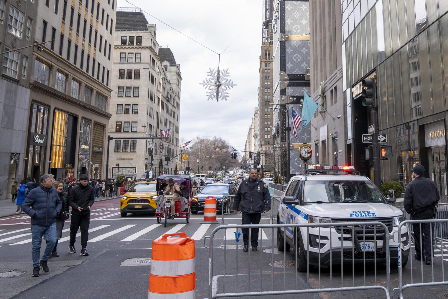 Integrantes de la Policía de New York custodian afuera de la Torre Trump este jueves, en 5 av de Manhattan New York (EE.UU.). EFE/ Ángel Colmenares