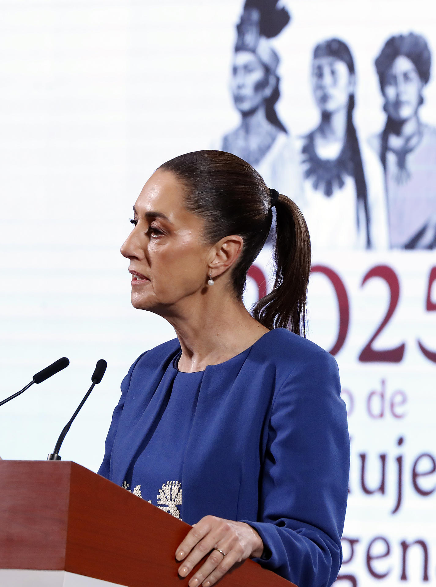 La presidenta de México, Claudia Sheinbaum, habla durante una rueda de prensa este viernes, en el Palacio Nacional de la Ciudad de México (México). EFE/ Mario Guzmán
