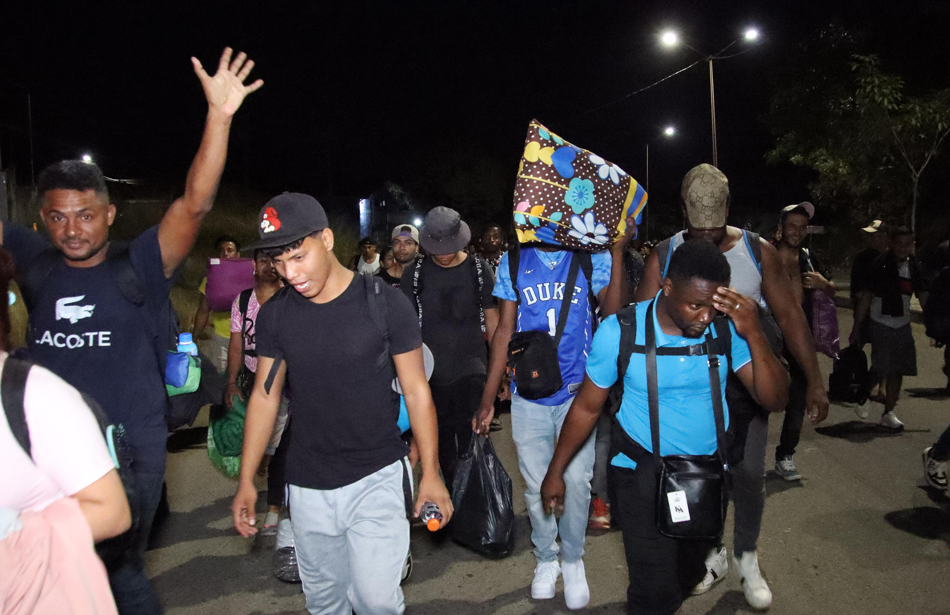 Migrantes caminan en caravana la madrugada de este domingo en el municipio de Tapachula, en el estado de Chiapas (México). EFE/Juan Manuel Blanco
