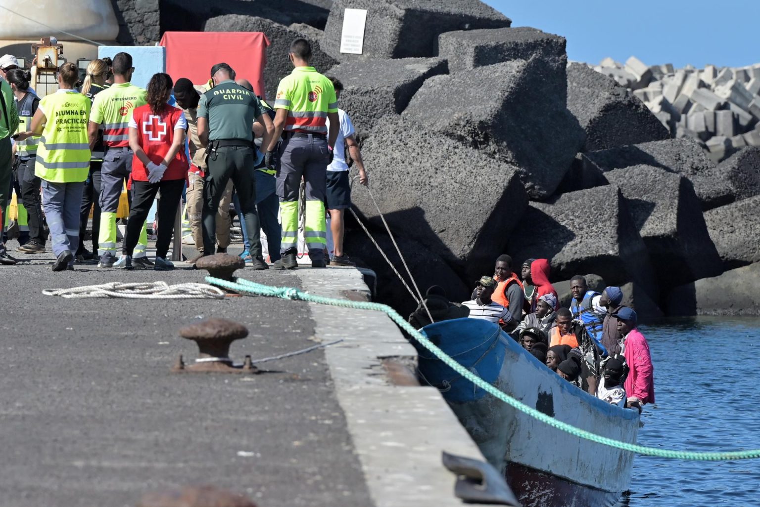 Imagen de archivo de migrantes que fueron rescatados de una embarcación. EFE/Gelmert Finol