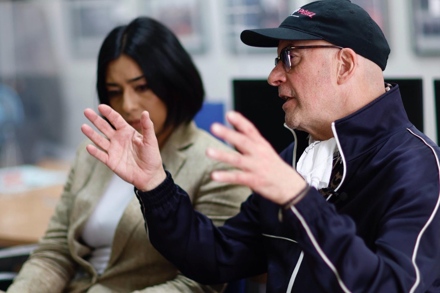 La actriz mexicana Adriana Paz (i) y el cineasta francés, Jacques Audiard, participan en una entrevista con EFE este miércoles, en Ciudad de México (México). EFE/ Sáshenka Gutiérrez