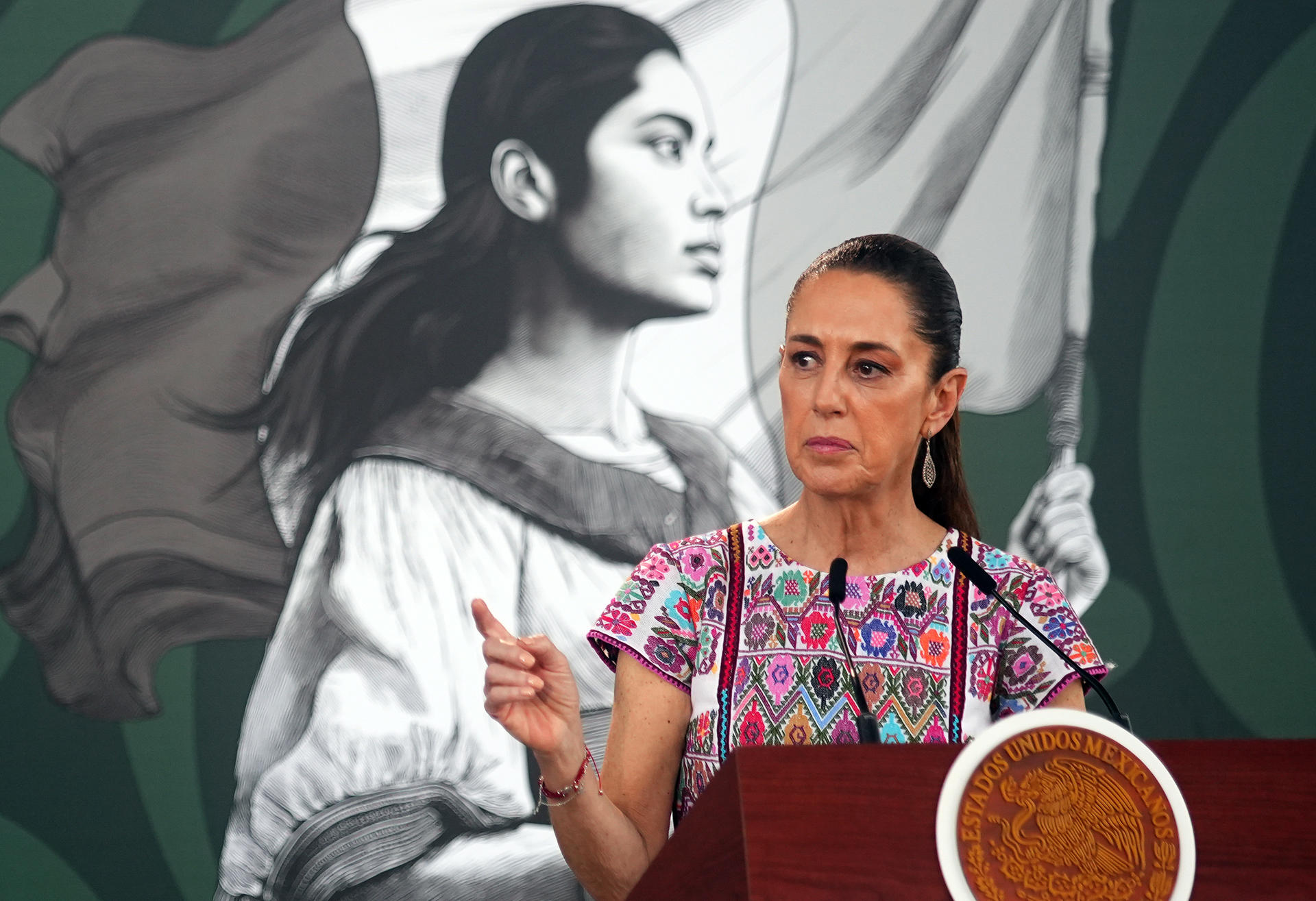 La presidenta de México, Claudia Sheinbaum, habla durante su rueda de prensa diaria este viernes, en Acapulco, estado de Guerrero (México). EFE/ David Guzmán.
