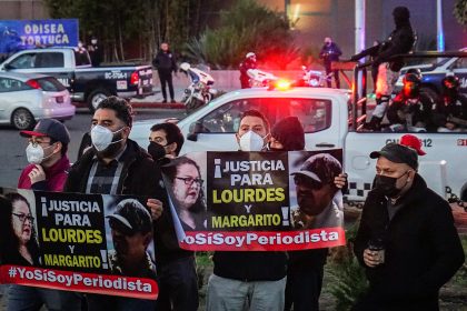 Fotografía del 25 de enero de 2022 de un grupo de periodistas manifestandose para exigir justicia por los asesinatos de sus colegas Margarito Martínez y Lourdes Maldonado, en Tijuana, estado de Baja California (México). EFE/ Joebeth Terriquez