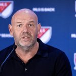 Paul Martin, uno de los productores ejecutivos del documental 'Onside: Major League Soccer', explica este jueves en Miami a periodistas los alcances de la producción que estrenará el 21 de febrero - Apple TV+. EFE/EPA/CRISTOBAL HERRERA-ULASHKEVICH