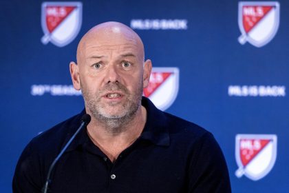 Paul Martin, uno de los productores ejecutivos del documental 'Onside: Major League Soccer', explica este jueves en Miami a periodistas los alcances de la producción que estrenará el 21 de febrero - Apple TV+. EFE/EPA/CRISTOBAL HERRERA-ULASHKEVICH