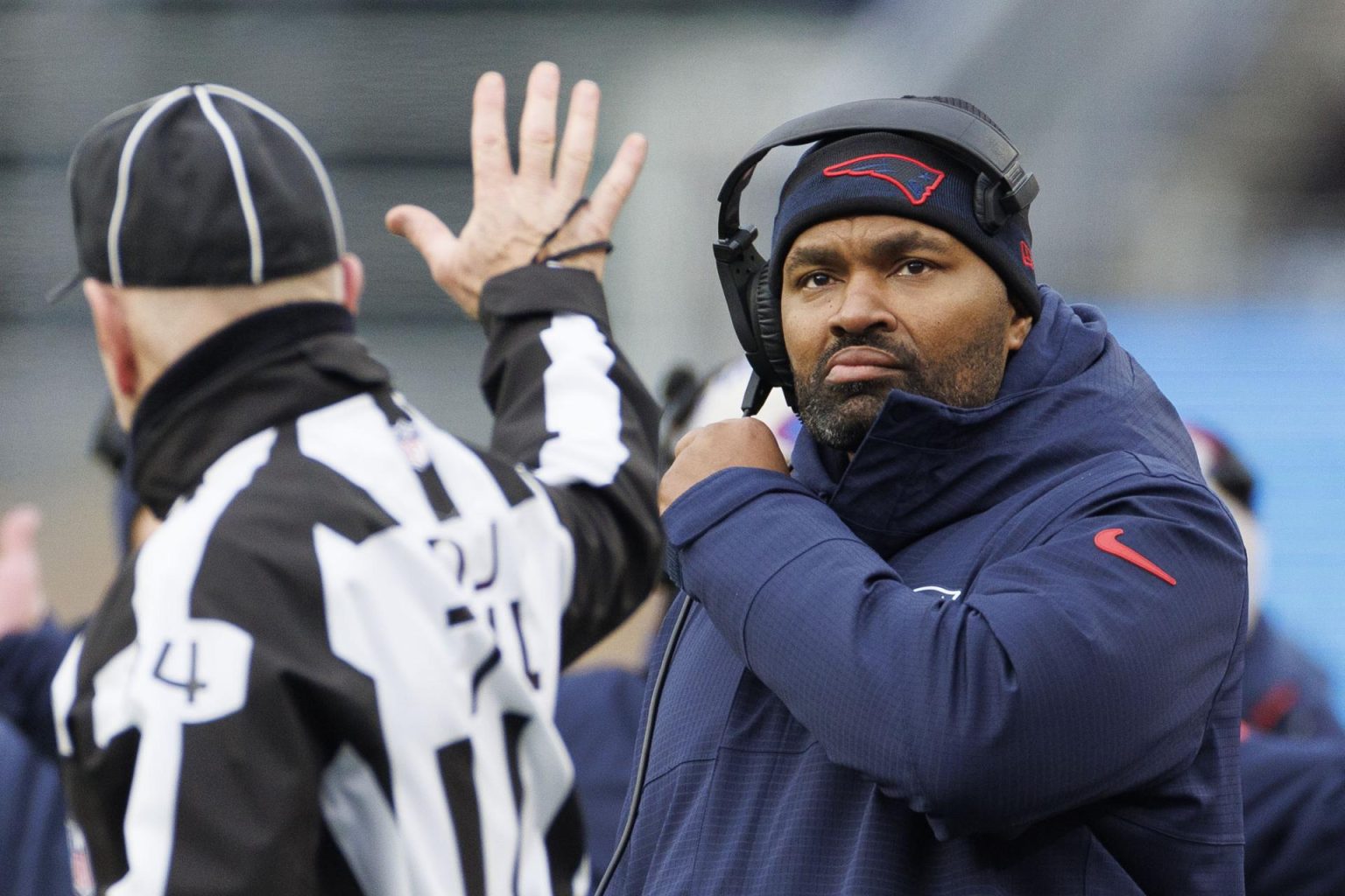 Un oficial señala al entrenador en jefe de los New England Patriots, Jerod Mayo (D), durante la segunda mitad del partido de la NFL. EFE/EPA/CJ GUNTHER