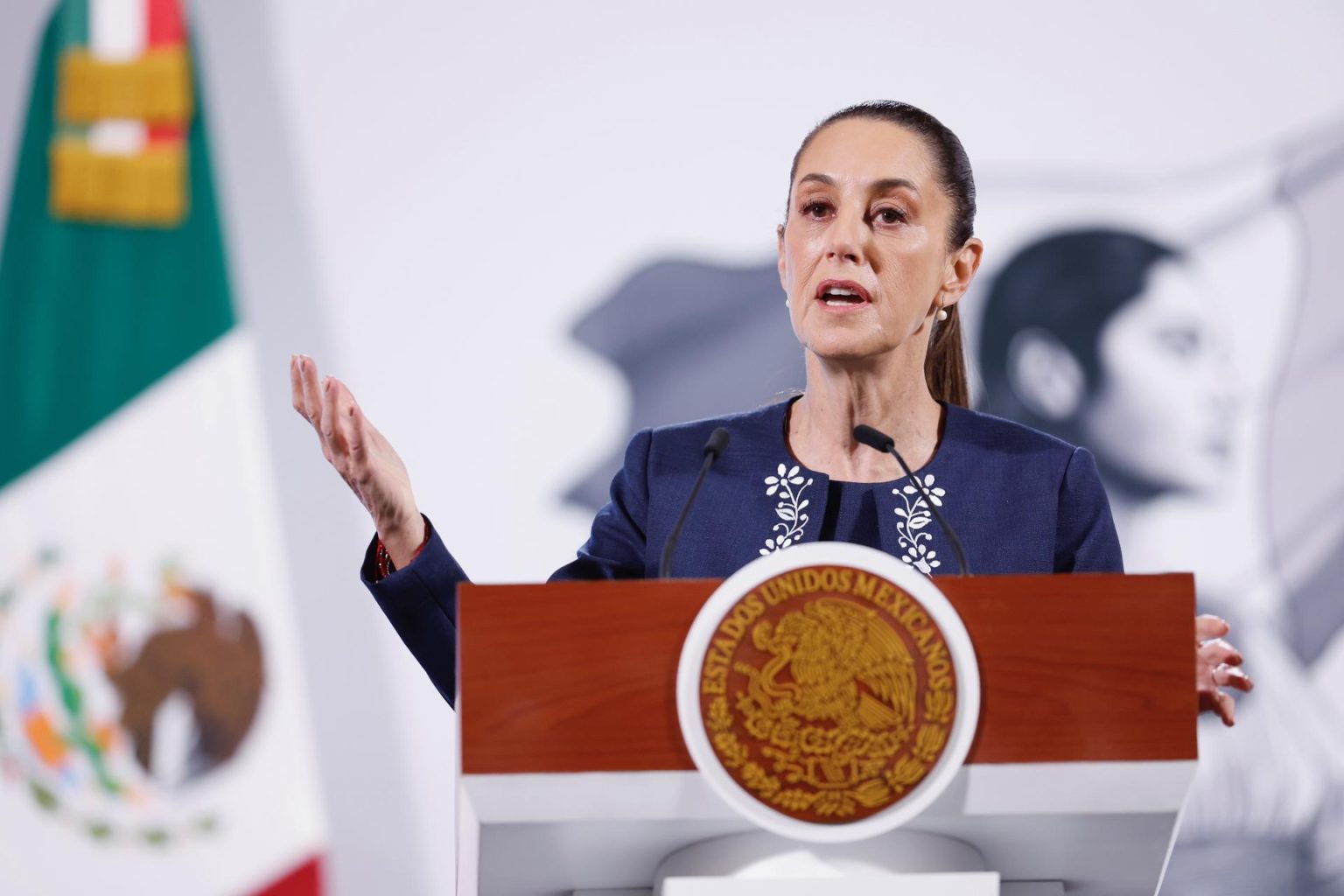 La presidenta de México, Claudia Sheinbaum, habla durante su conferencia de prensa matutina este viernes, en el Palacio Nacional en Ciudad de México (México). EFE/ Sáshenka Gutiérrez