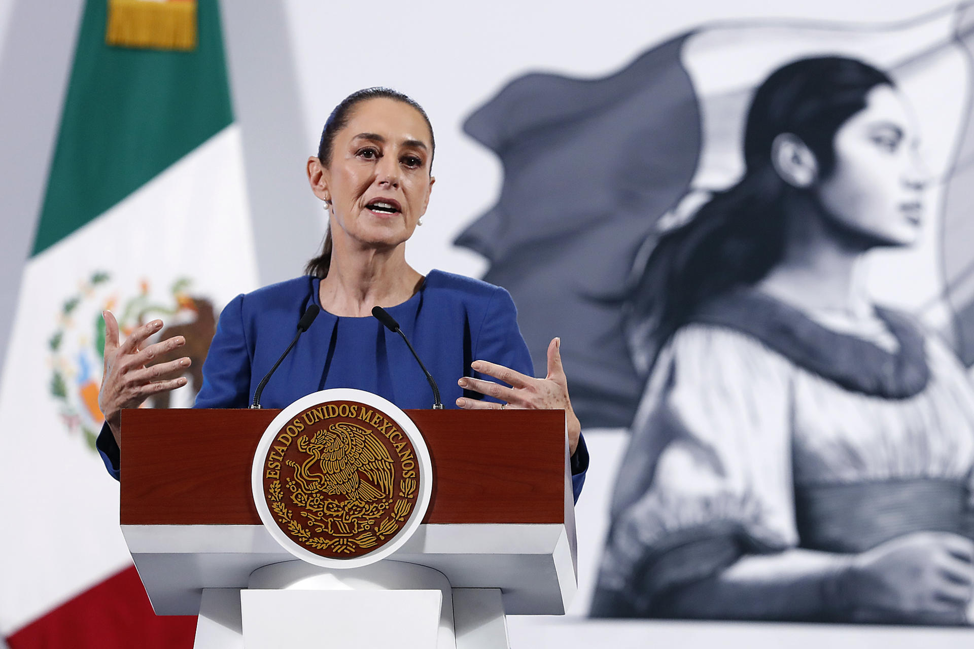 La presidenta de México, Claudia Sheinbaum, habla durante una rueda de prensa este viernes, en el Palacio Nacional de la Ciudad de México (México). EFE/ Mario Guzmán
