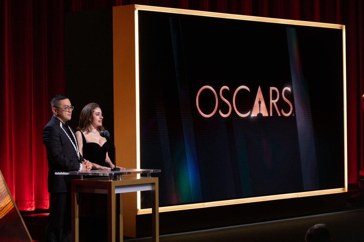 Fotografía cedida por la Academia de los presentadores Bowen Yang (i) y Rachel Sennott anunciando los nominados a los premios Óscar este jueves, en Los Ángeles (Estados Unidos). EFE/ Al Seib/ La Academia /SOLO USO EDITORIAL/NO VENTAS/SOLO DISPONIBLE PARA ILUSTRAR LA NOTICIA QUE ACOMPAÑA (CRÉDITO OBLIGATORIO)