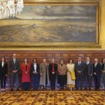 Fotografía cedida por la Presidencia de México, de la presidenta Claudia Sheinbaum (c) posando junto a consejeros del Instituto Nacional Electoral (INE) este jueves, luego de una reunión en el Palacio Nacional, en la Ciudad de México (México). EFE/ Presidencia de México /SOLO USO EDITORIAL/SOLO DISPONIBLE PARA ILUSTRAR LA NOTICIA QUE ACOMPAÑA (CRÉDITO OBLIGATORIO)