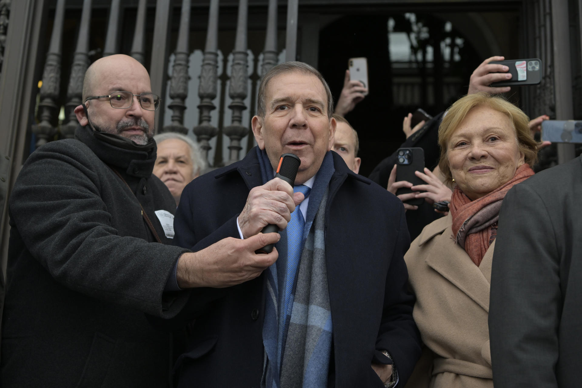 El líder opositor venezolano Edmundo González Urrutia (c) habla frente a simpatizantes luego de una reunión privada con el secretario de la OEA Luis Almagro este lunes, en el edificio principal de la organización en Washington DC (EE.UU.). EFE/ Lenin Nolly
