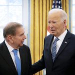 Fotografía cedida por la oficina de prensa de Edmundo González del líder opositor venezolano Edmundo González Urrutia (i) durante una reunión con el presidente de los Estados Unidos, Joe Biden, este lunes, en la Casa Blanca en Washington (EE.UU.). EFE/ Oficina de prensa de Edmundo González /SOLO USO EDITORIAL/ SOLO DISPONIBLE PARA ILUSTRAR LA NOTICIA QUE ACOMPAÑA (CRÉDITO OBLIGATORIO)