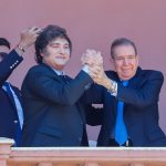 El presidente de Argentina, Javier Milei (i), posa con el líder opositor venezolano Edmundo González Urrutia en la Casa Rosada en Buenos Aires (Argentina). EFE/ Juan Ignacio Roncoroni