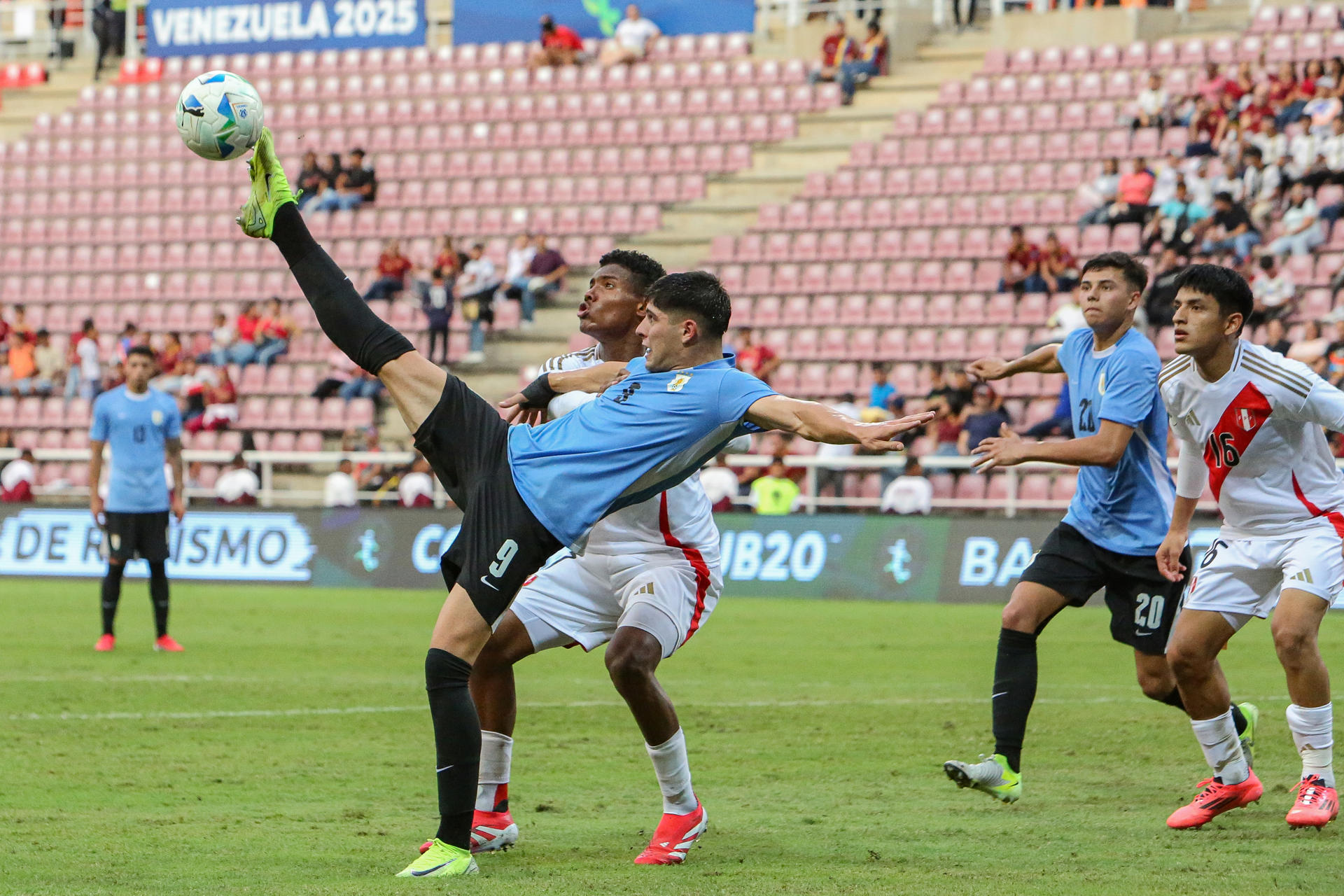 Renzo Machado (frente), autor de uno de los dos goles con los que la selección sub-20 de Uruguay derrotó este miércoles por 2-0 a la de Perú en la ciudad venezolana de Cabudare completó tres en su cuenta y escolta al máximo antoador del Campeonato Sudamericano de la categoría, el chileno Juan Francisco Rossel. EFE/ Edison Suárez
