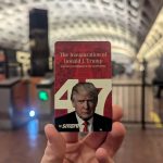 Una persona sostiene una tarjeta del metro conmemorativa con la imagen del presidente electo de Estados Unidos Donald Trump este jueves, en un estación en Washington (Estados Unidos). EFE/ Eduard Ribas