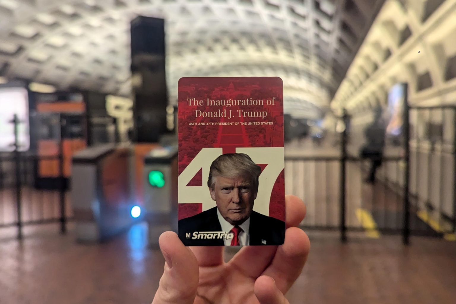 Una persona sostiene una tarjeta del metro conmemorativa con la imagen del presidente electo de Estados Unidos Donald Trump este jueves, en un estación en Washington (Estados Unidos). EFE/ Eduard Ribas