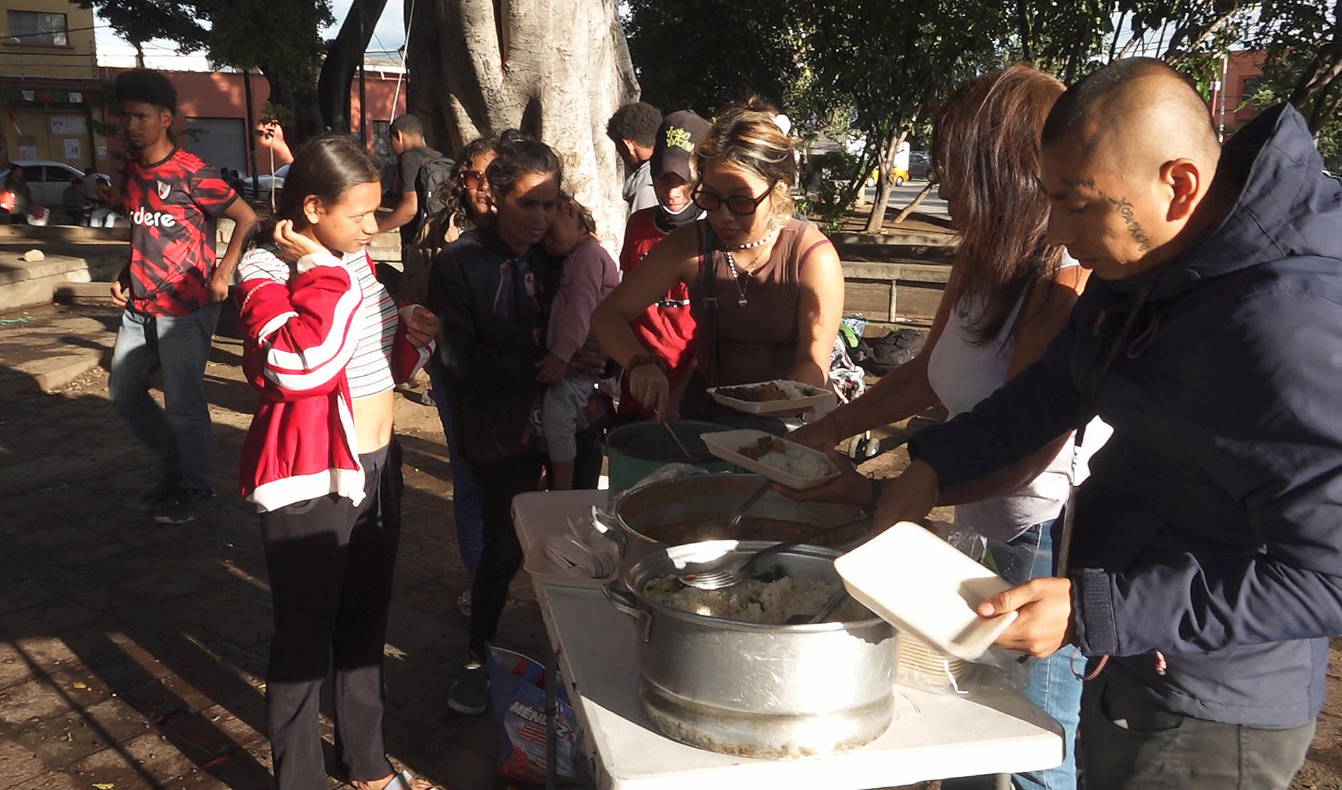 Migrantes reciben alimentos este lunes, en la ciudad de Oaxaca (México). EFE/ Jesús Méndez
