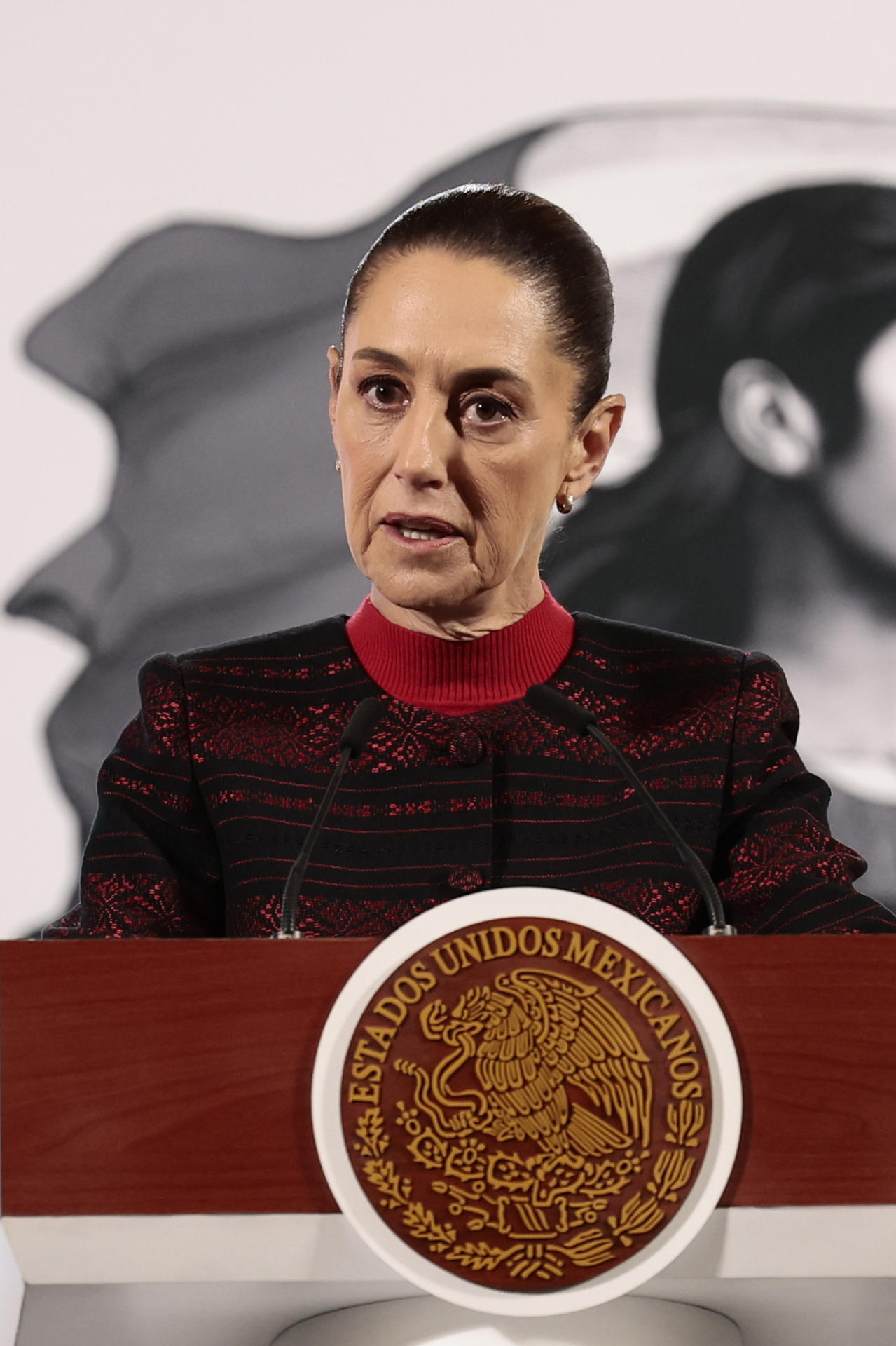 La presidenta de México, Claudia Sheinbaum, habla durante su conferencia de prensa matutina este miércoles, en el Palacio Nacional en la Ciudad de México (México). EFE/ José Méndez
