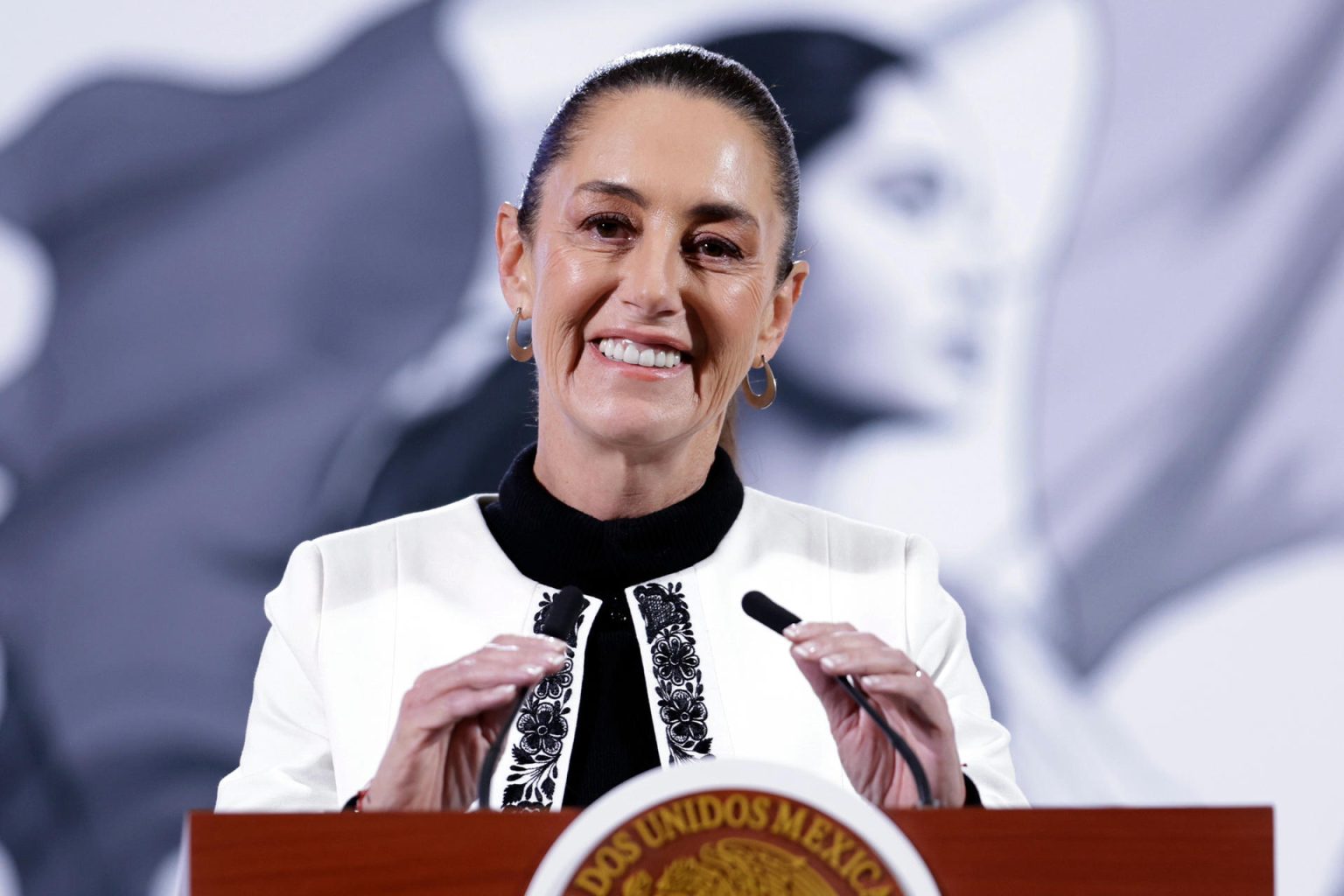 La presidenta de México, Claudia Sheinbaum, habla durante una rueda de prensa este jueves, en el Palacio Nacional de Ciudad de México (México). EFE/ Sáshenka Gutiérrez